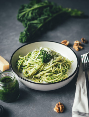 Rezept für blitzschnelles Grünkohl-Pesto mit Walnüssen | zubereitet während die Nudeln kochen | tolle Pesto-Variante für den Winter | moeyskitchen.com #grünkohl #kale #rezepte #foodblogger #pesto #kalepesto #grünkohlpesto #winterrezepte