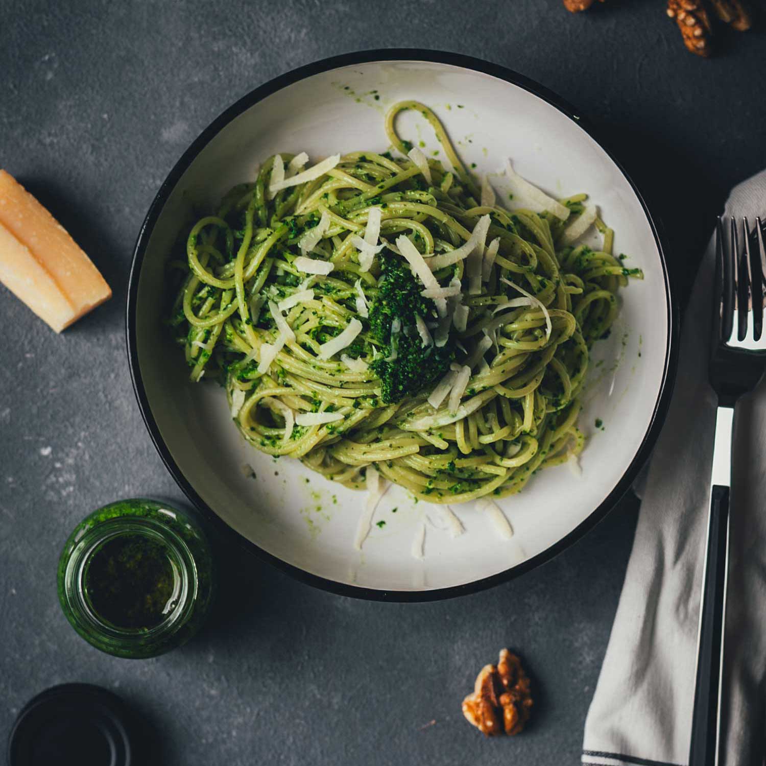 Grünkohl-Pesto mit Pasta und Parmesan von oben fotografiert