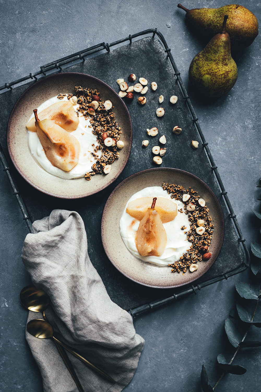 Rezept für Knusper-Granola aus Mohn, Sesam und Leinsamen – serviert mit in Honig pochierter Birne und cremigem Joghurt | Frühstücksrezept von moeyskitchen.com #granola #knuspergranola #knuspermüsli #müsli #frühstück #frühstücksrezept #frühstücksbowl #birnen #joghurt #winterfrühstück #rezepte #foodblogger