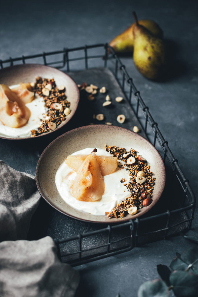 Knusper-Granola mit pochierter Birne und Joghurt - moey&amp;#39;s kitchen foodblog