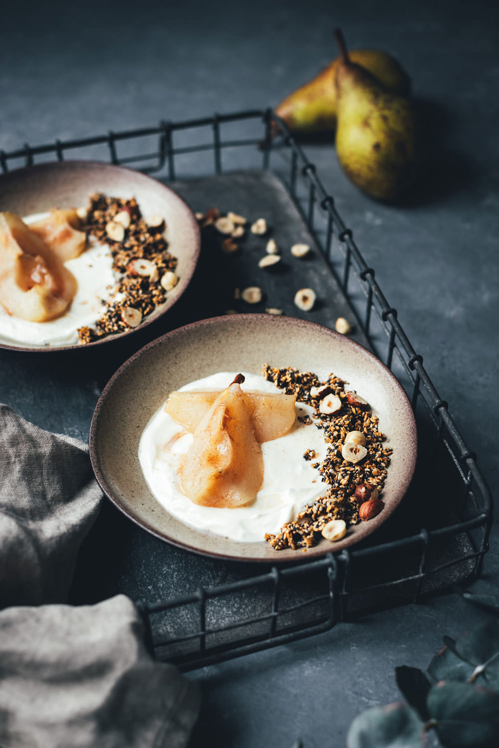 Rezept für Knusper-Granola aus Mohn, Sesam und Leinsamen – serviert mit in Honig pochierter Birne und cremigem Joghurt | Frühstücksrezept von moeyskitchen.com #granola #knuspergranola #knuspermüsli #müsli #frühstück #frühstücksrezept #frühstücksbowl #birnen #joghurt #winterfrühstück #rezepte #foodblogger