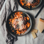 Topshot von einer großen Portion Ribollita, toskanischem Eintopf mit Grünkohl und weißen Bohnen | moeyskitchen.com