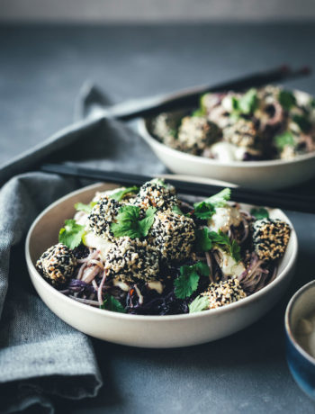 Rezension zum Kochbuch "Ferrante, Frisch und Fenchelkraut" von Nicole Giger, erschienen im AT Verlag | Rezept für Soba-Nudel-Salat mit geröstetem Rotkohl, knusprigem Sesam-Tofu und Tahini-Dressing | moeyskitchen.com #rezepte #foodblogger #sobanudeln #nudelsalat #rotkohl #winter #winterrezepte #kochbuch #rezension #kochbuchvorstellung