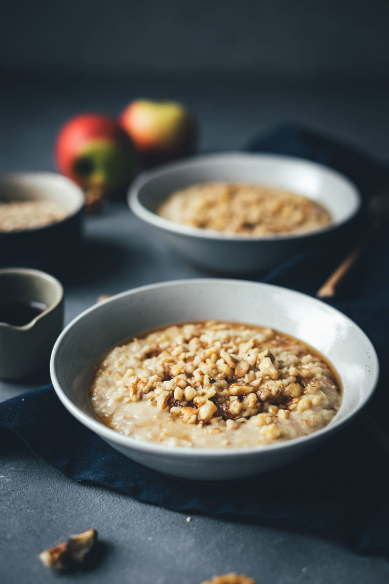 Apfel-Porridge mit Walnüssen und Ahornsirup – Rezept mit und ohne ...
