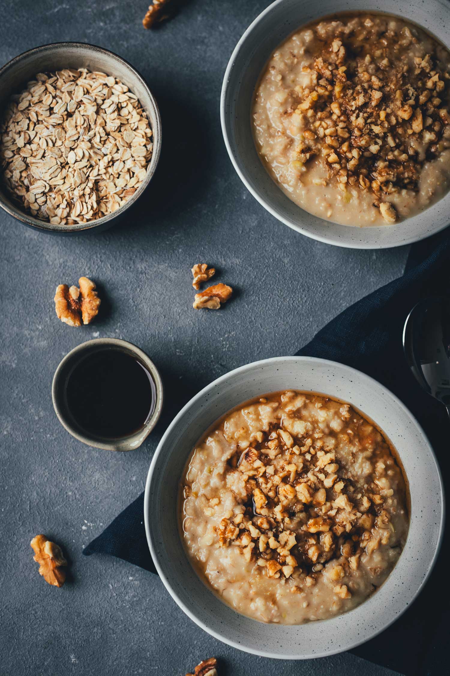 Topshot-Nahaufnahme von Apfel-Porridge in zwei Schüsseln | moeyskitchen.com