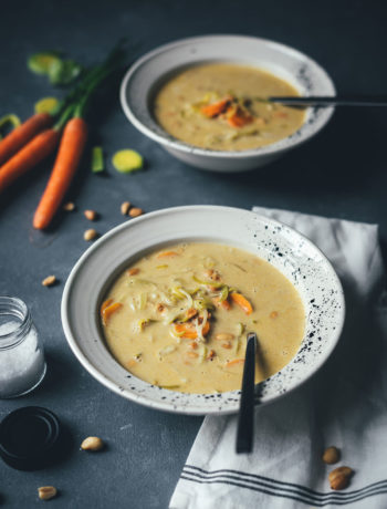 Rezept für würzige Erdnuss-Suppe mit Currypaste, Gemüse und Kokosmilch | wärmend und wohltuend in den kalten Monaten | moeyskitchen.com #suppe #soup #erdnusssuppe #curry #currypaste #rezept #vegetarisch #foodblogger