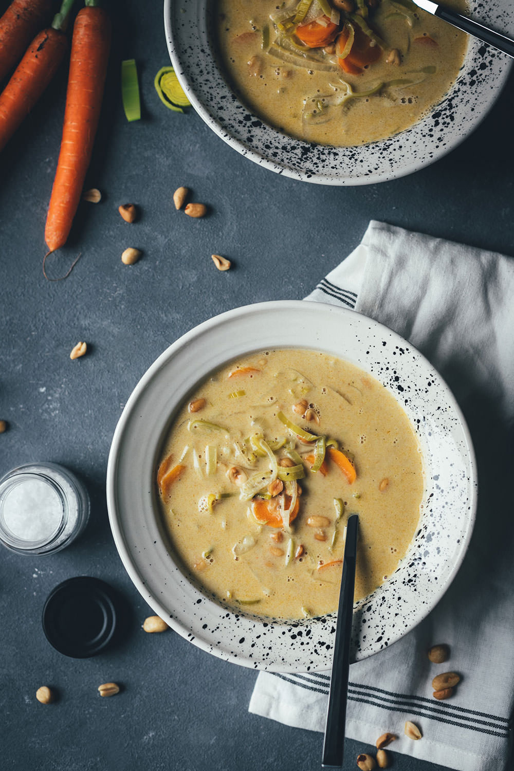 Rezept für würzige Erdnuss-Suppe mit Currypaste, Gemüse und Kokosmilch | wärmend und wohltuend in den kalten Monaten | moeyskitchen.com #suppe #soup #erdnusssuppe #curry #currypaste #rezept #vegetarisch #foodblogger