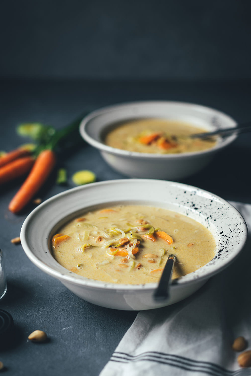 Rezept für würzige Erdnuss-Suppe mit Currypaste, Gemüse und Kokosmilch | wärmend und wohltuend in den kalten Monaten | moeyskitchen.com #suppe #soup #erdnusssuppe #curry #currypaste #rezept #vegetarisch #foodblogger