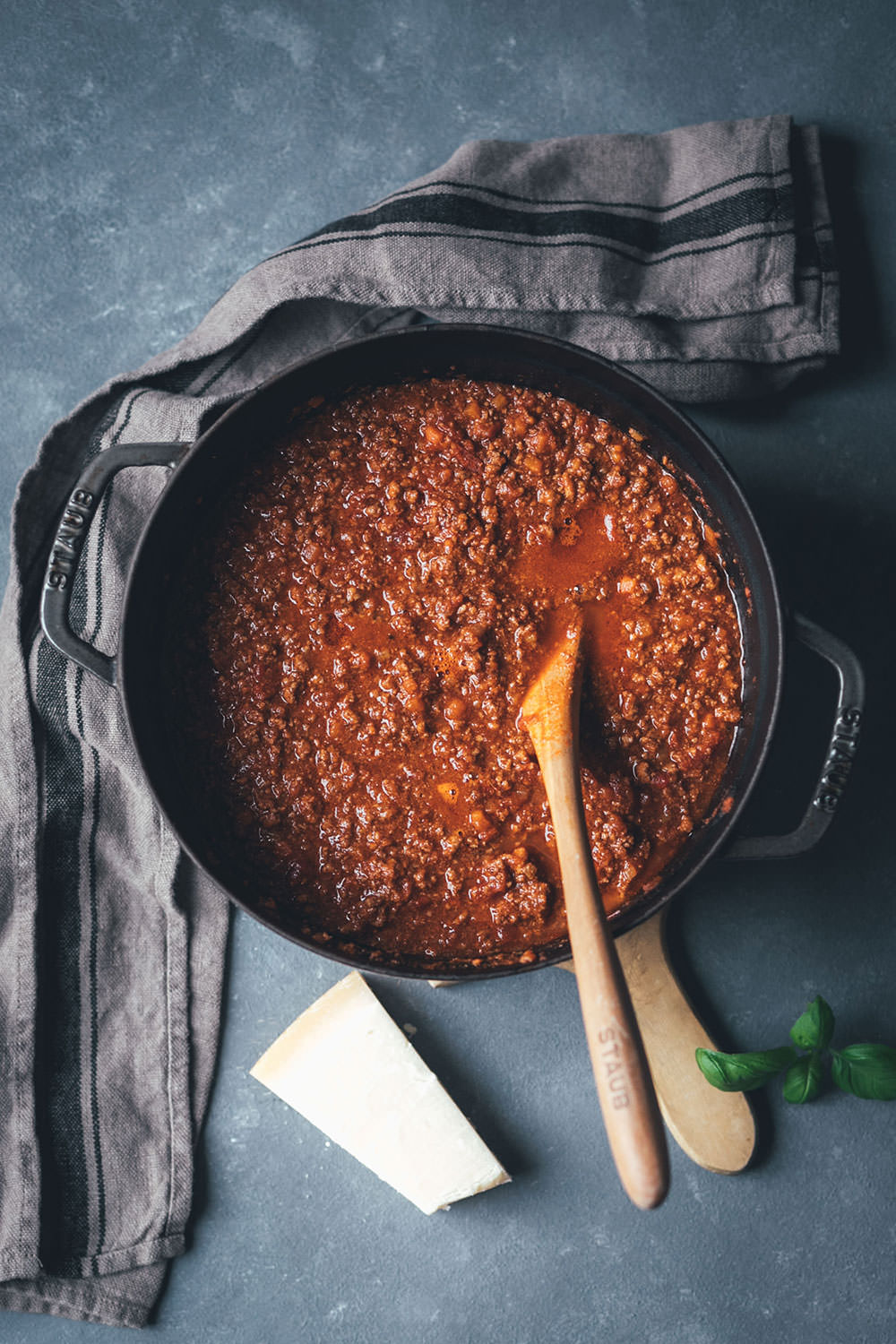 Rezept für Ragù alla bolognese – Sauce Bolognese nach Marcella Hazan | klassisches Sugo-Rezept für Bolognese – mit trockenem Weißwein und Vollmilch | moeyskitchen.com #bolognese #raguallabolognese #bolognesesauce #saucebolognese #marcellahazan #dieechtebolognese #bolo #rezepte #foodblogger #italienischkochen #italienischeküche