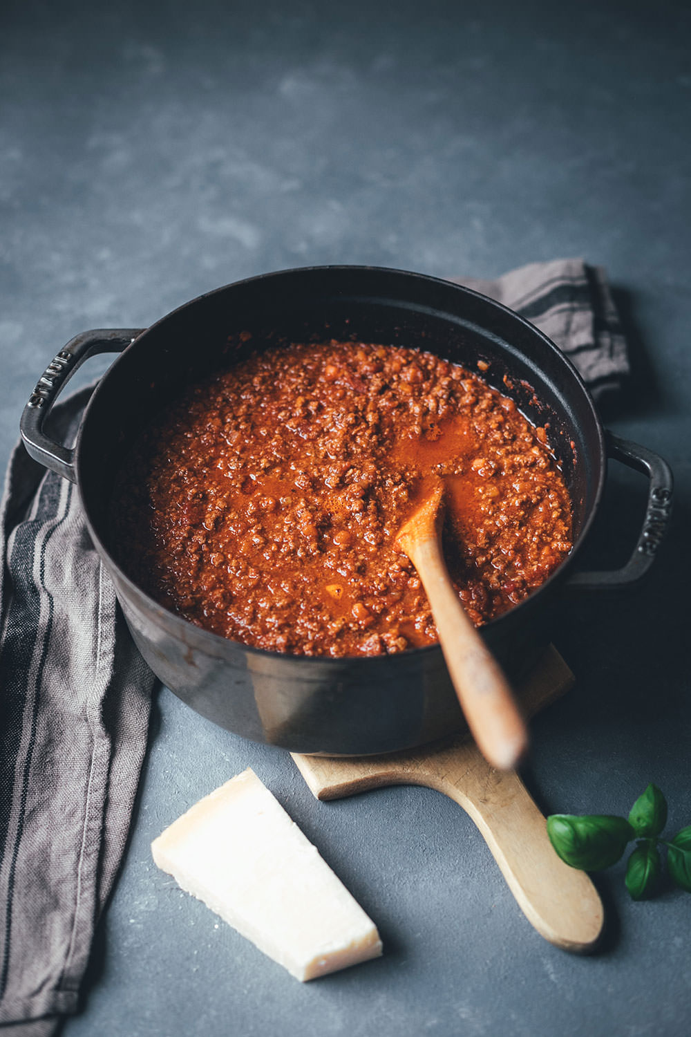 Rezept für Ragù alla bolognese – Sauce Bolognese nach Marcella Hazan | klassisches Sugo-Rezept für Bolognese – mit trockenem Weißwein und Vollmilch | moeyskitchen.com #bolognese #raguallabolognese #bolognesesauce #saucebolognese #marcellahazan #dieechtebolognese #bolo #rezepte #foodblogger #italienischkochen #italienischeküche