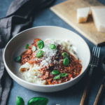 Rezept für Ragù alla bolognese – Sauce Bolognese nach Marcella Hazan | klassisches Sugo-Rezept für Bolognese – mit trockenem Weißwein und Vollmilch | moeyskitchen.com #bolognese #raguallabolognese #bolognesesauce #saucebolognese #marcellahazan #dieechtebolognese #bolo #rezepte #foodblogger #italienischkochen #italienischeküche