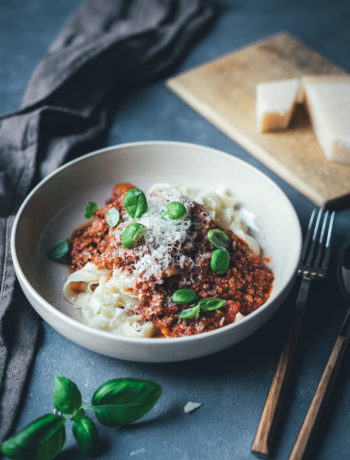 Rezept für Ragù alla bolognese – Sauce Bolognese nach Marcella Hazan | klassisches Sugo-Rezept für Bolognese – mit trockenem Weißwein und Vollmilch | moeyskitchen.com #bolognese #raguallabolognese #bolognesesauce #saucebolognese #marcellahazan #dieechtebolognese #bolo #rezepte #foodblogger #italienischkochen #italienischeküche