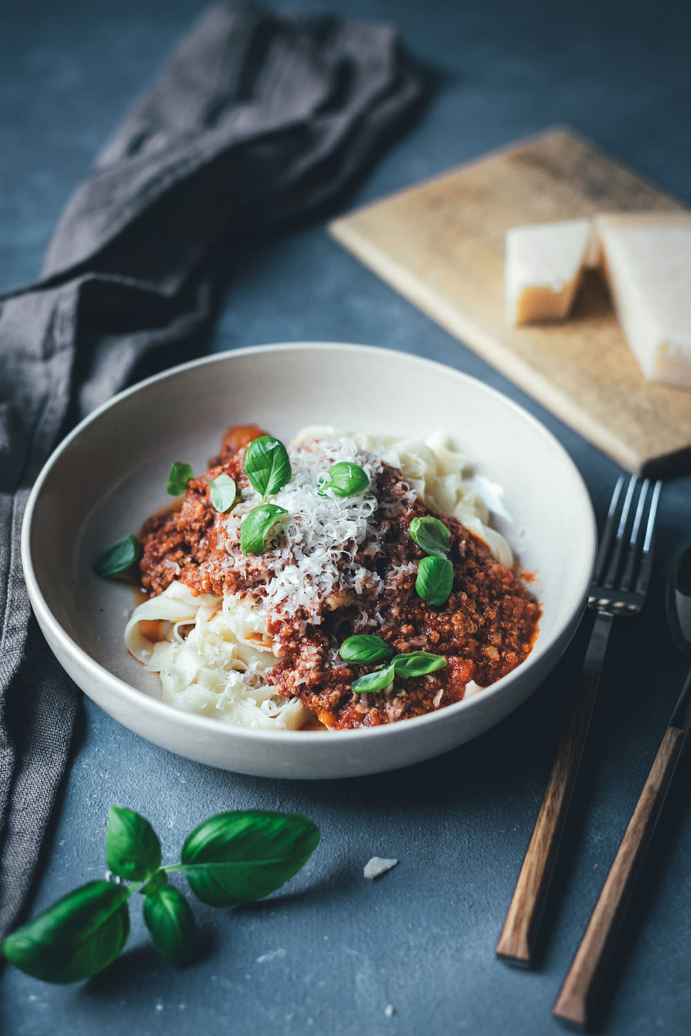 Rezept für Ragù alla bolognese – Sauce Bolognese nach Marcella Hazan | klassisches Sugo-Rezept für Bolognese – mit trockenem Weißwein und Vollmilch | moeyskitchen.com #bolognese #raguallabolognese #bolognesesauce #saucebolognese #marcellahazan #dieechtebolognese #bolo #rezepte #foodblogger #italienischkochen #italienischeküche