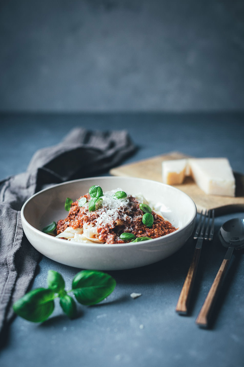 Rezept für Ragù alla bolognese – Sauce Bolognese nach Marcella Hazan | klassisches Sugo-Rezept für Bolognese – mit trockenem Weißwein und Vollmilch | moeyskitchen.com #bolognese #raguallabolognese #bolognesesauce #saucebolognese #marcellahazan #dieechtebolognese #bolo #rezepte #foodblogger #italienischkochen #italienischeküche