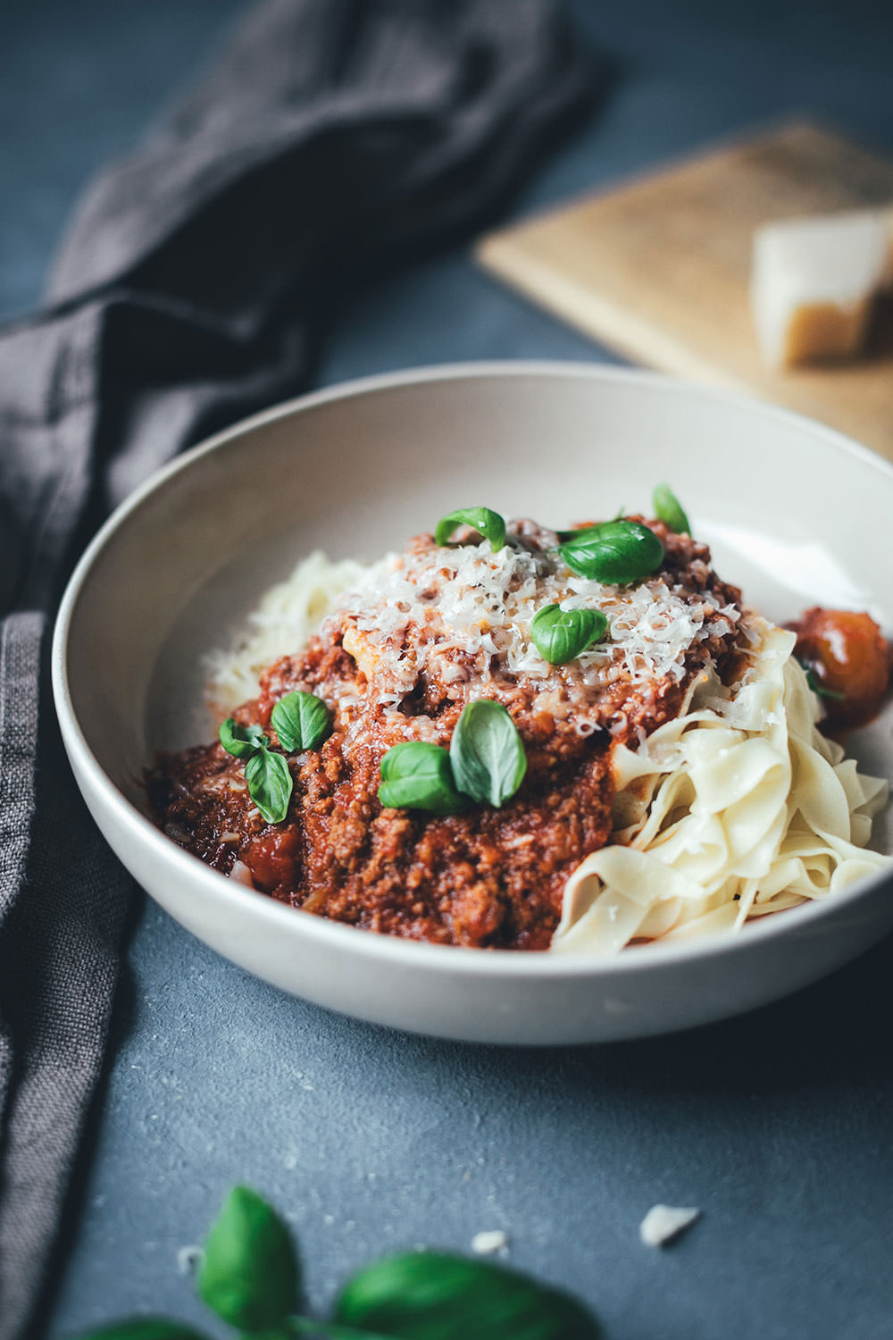 Rezept für Ragù alla bolognese – Sauce Bolognese nach Marcella Hazan | klassisches Sugo-Rezept für Bolognese – mit trockenem Weißwein und Vollmilch | moeyskitchen.com #bolognese #raguallabolognese #bolognesesauce #saucebolognese #marcellahazan #dieechtebolognese #bolo #rezepte #foodblogger #italienischkochen #italienischeküche