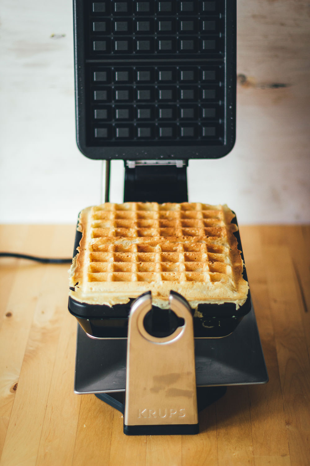 Rezept für dicke, knusprige Waffeln | belgische Waffeln, frisch gebacken und eingefroren zum Aufbacken im Toaster | moeyskitchen.com #waffeln #grundrezeptwaffeln #waffelnbacken #belgischewaffeln #brüsselerwaffeln #rezepte #foodblogger