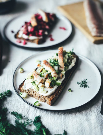 Rezept für belegte Brote mit Meerrettich-Frischkäse und zweierlei Tatar vom geräucherten Bach-Saibling mit Gurke und Apfel oder Rote Bete und Apfel | moeyskitchen.com #bachsaibling #tatar #belegtebrote #saiblingstatar #brunch #frühstück #osterbrunch #foodblogger #rezepte