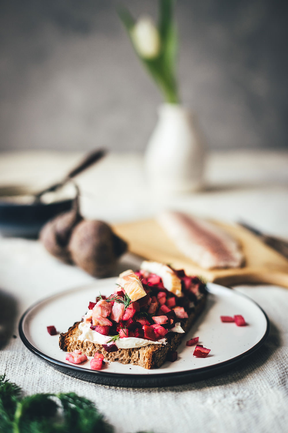 Rezept für belegte Brote mit Meerrettich-Frischkäse und zweierlei Tatar vom geräucherten Bach-Saibling mit Gurke und Apfel oder Rote Bete und Apfel | moeyskitchen.com #bachsaibling #tatar #belegtebrote #saiblingstatar #brunch #frühstück #osterbrunch #foodblogger #rezepte