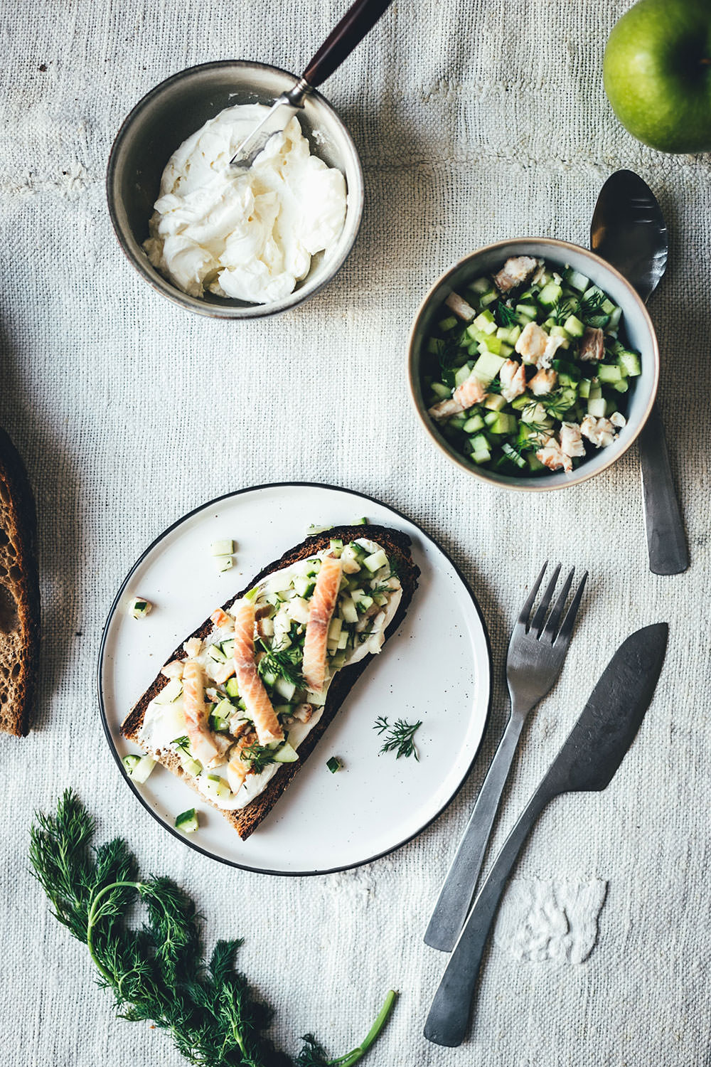 Rezept für belegte Brote mit Meerrettich-Frischkäse und zweierlei Tatar vom geräucherten Bach-Saibling mit Gurke und Apfel oder Rote Bete und Apfel | moeyskitchen.com #bachsaibling #tatar #belegtebrote #saiblingstatar #brunch #frühstück #osterbrunch #foodblogger #rezepte