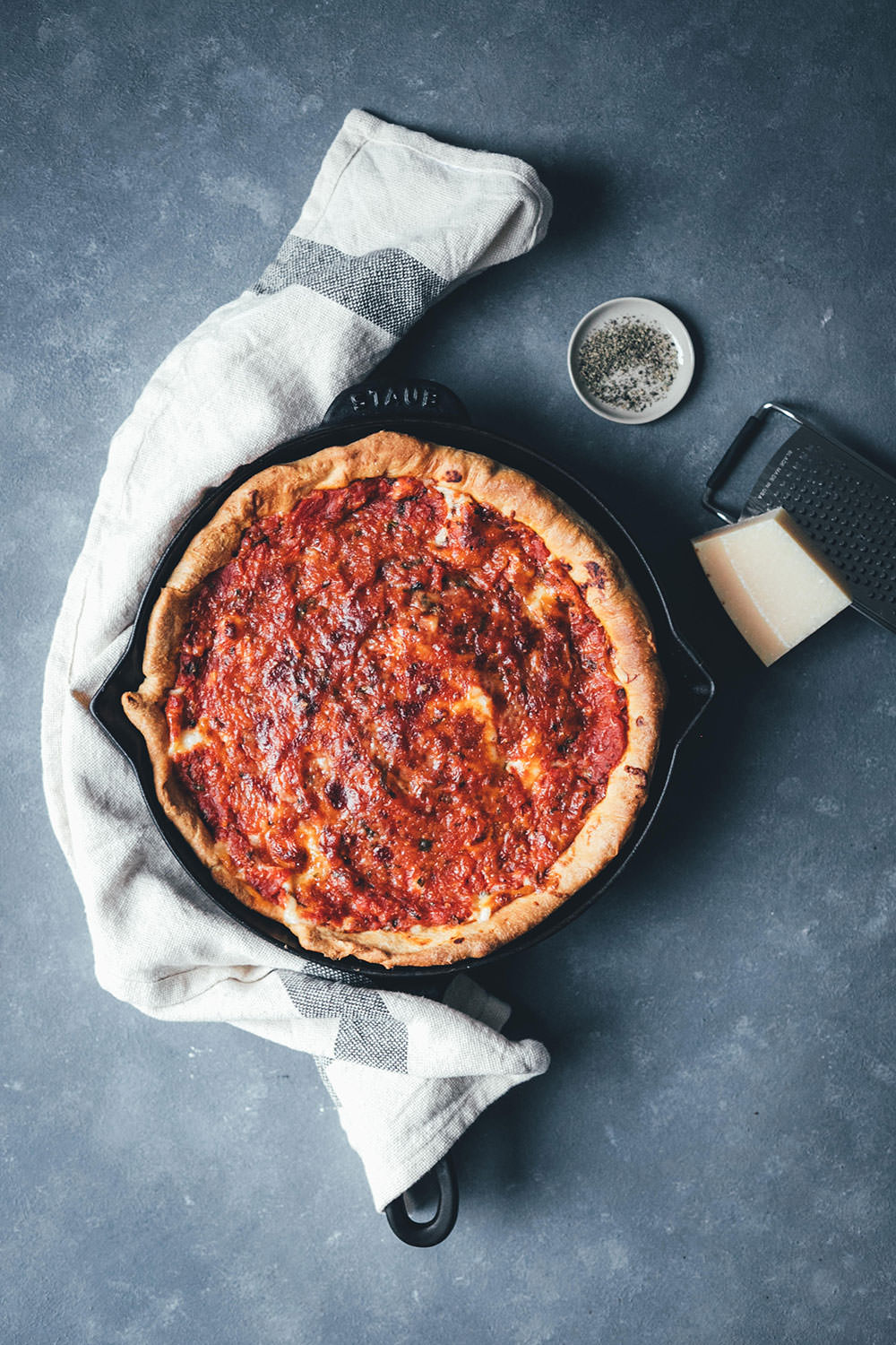 Rezept für Chicago Style Deep Dish Pizza | amerikanische Pizza mit extra-krossem Boden und saftiger Tomaten-Mozzarella-Füllung | moeyskitchen.com #pizza #deepdishpizza #chicagostylepizza #chicagostyledeepdishpizza #pizzabacken #rezepte #foodblogger #vegetarisch