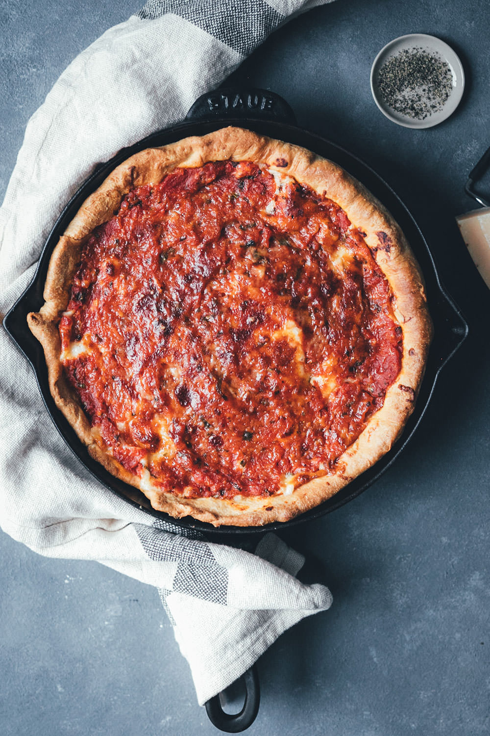 Rezept für Chicago Style Deep Dish Pizza | amerikanische Pizza mit extra-krossem Boden und saftiger Tomaten-Mozzarella-Füllung | moeyskitchen.com #pizza #deepdishpizza #chicagostylepizza #chicagostyledeepdishpizza #pizzabacken #rezepte #foodblogger #vegetarisch