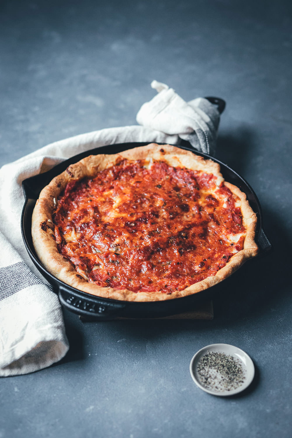 Rezept für Chicago Style Deep Dish Pizza | amerikanische Pizza mit extra-krossem Boden und saftiger Tomaten-Mozzarella-Füllung | moeyskitchen.com #pizza #deepdishpizza #chicagostylepizza #chicagostyledeepdishpizza #pizzabacken #rezepte #foodblogger #vegetarisch