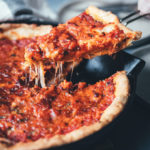 Rezept für Chicago Style Deep Dish Pizza | amerikanische Pizza mit extra-krossem Boden und saftiger Tomaten-Mozzarella-Füllung | moeyskitchen.com #pizza #deepdishpizza #chicagostylepizza #chicagostyledeepdishpizza #pizzabacken #rezepte #foodblogger #vegetarisch