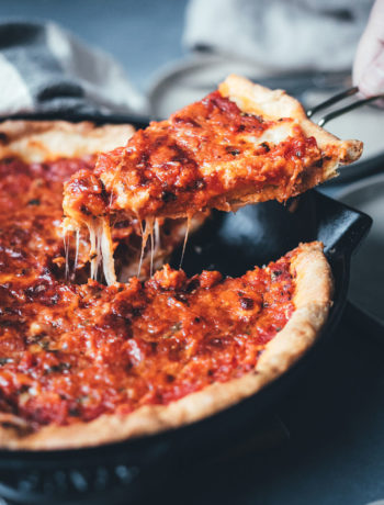 Rezept für Chicago Style Deep Dish Pizza | amerikanische Pizza mit extra-krossem Boden und saftiger Tomaten-Mozzarella-Füllung | moeyskitchen.com #pizza #deepdishpizza #chicagostylepizza #chicagostyledeepdishpizza #pizzabacken #rezepte #foodblogger #vegetarisch
