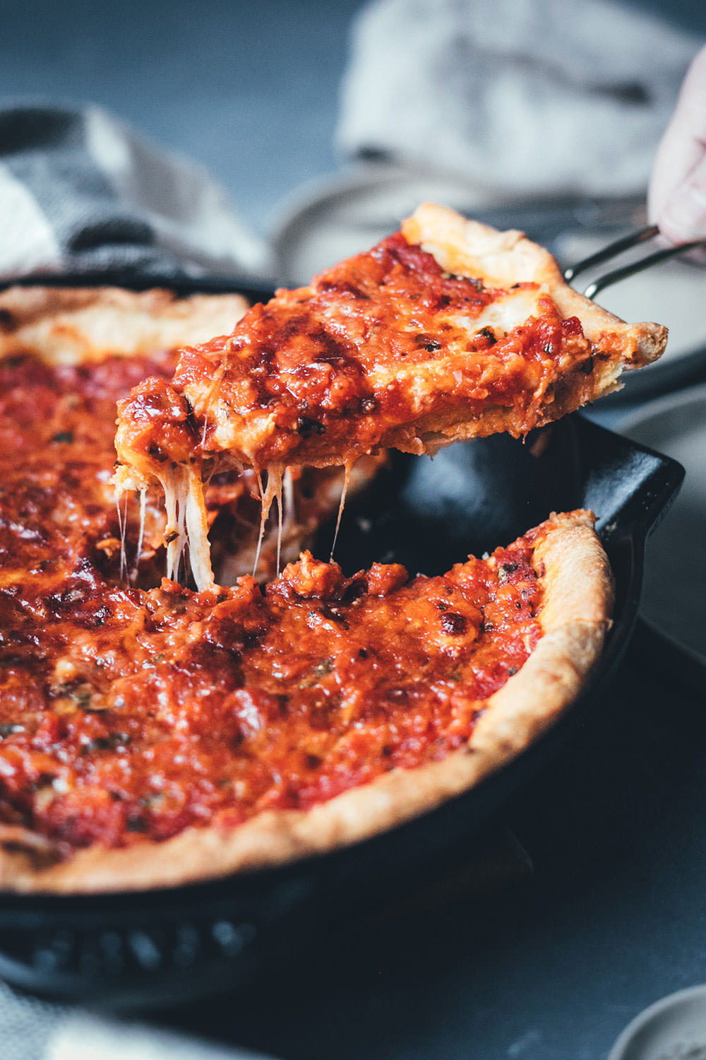 Rezept für Chicago Style Deep Dish Pizza | amerikanische Pizza mit extra-krossem Boden und saftiger Tomaten-Mozzarella-Füllung | moeyskitchen.com #pizza #deepdishpizza #chicagostylepizza #chicagostyledeepdishpizza #pizzabacken #rezepte #foodblogger #vegetarisch