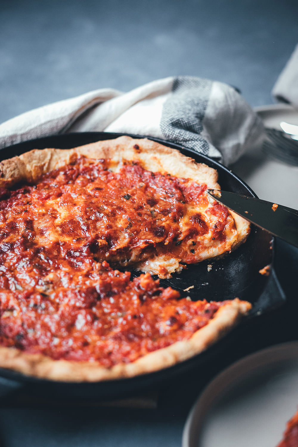 Rezept für Chicago Style Deep Dish Pizza | amerikanische Pizza mit extra-krossem Boden und saftiger Tomaten-Mozzarella-Füllung | moeyskitchen.com #pizza #deepdishpizza #chicagostylepizza #chicagostyledeepdishpizza #pizzabacken #rezepte #foodblogger #vegetarisch