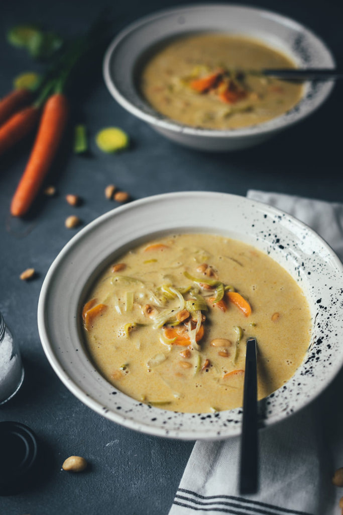 Rezept für würzige Erdnuss-Suppe mit Currypaste, Gemüse und Kokosmilch | wärmend und wohltuend in den kalten Monaten | moeyskitchen.com #suppe #soup #erdnusssuppe #curry #currypaste #rezept #vegetarisch #foodblogger