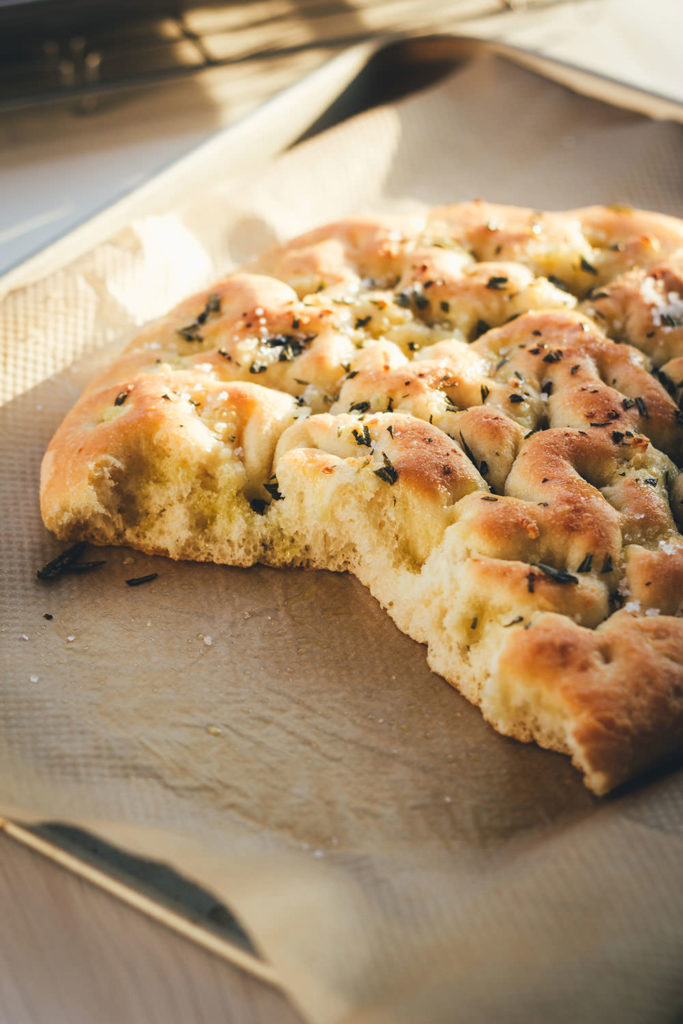 Rezept für zwei Sorten Focaccia - lockeres italienisches Fladenbrot | moeyskitchen.com #focaccia #fladenbrot #brot #backen #brotbacken #rezepte #foodblogger