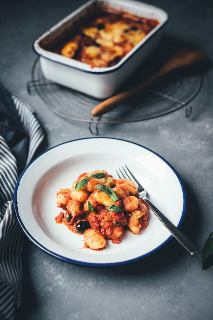 Rezept für überbackene Gnocchi alla puttanesca | Der Pasta-Klassiker mit Gnocchi neu interpretiert und im Ofen mit Mozzarella überbacken | moeyskitchen.com #gnocchi #allaputtanesca #mozzarella #italienischkochen #italienischeküche #rezepte #foodblogger