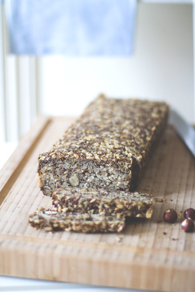 Rezept für saftiges Granola-Brot | Life Changing Bread ohne Backtriebmittel, Ei und Mehl | moeyskitchen.com #brot #brotbacken #granolabrot #brotohnemehl #lifechangingbread #rezepte #foodblogger
