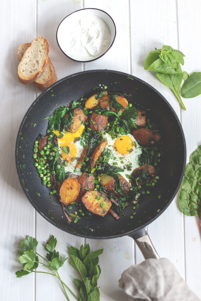 Rezept für grüne Shakshuka mit Mangold, Spinat und Kartoffeln | moeyskitchen.com #shakshuka #kartoffeln #pfannengericht #grüneshakshuka #vegetarisch #hauptgericht #rezepte #foodblogger