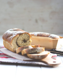 Rezept für einen Spiral Seed Loaf, also ein einfaches Kastenweißbrot mit einem knusprigen Kern | moeyskitchen.com #kastenweissbrot #weissbrot #brot #brotbacken #foodblogger #rezepte #seedloaf