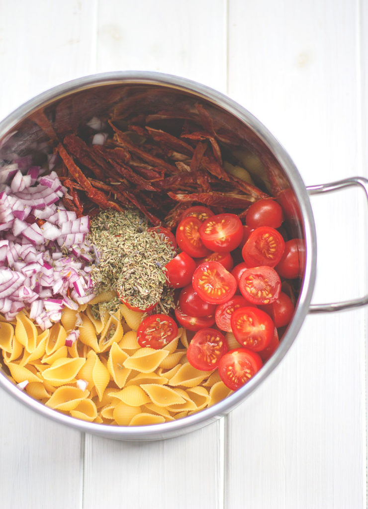 Rezept für vegetarische One Pot Pasta mit Feta und Tomaten | moeyskitchen.com #onepotpasta #pasta #onepot #schnellerezepte #rezepte #foodblogger