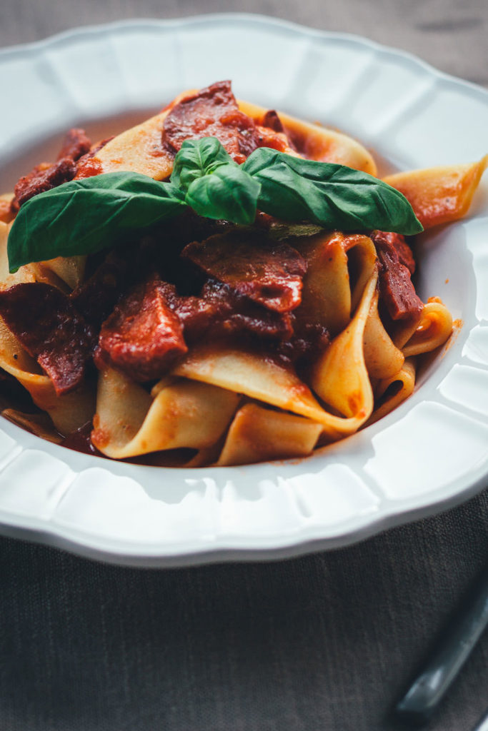 Rezept für würzige Pasta mit schneller Chorizo-Tomatensauce | moeyskitchen.com #pasta #tomatensauce #chorizo #kochen #rezepte #foodblogger #schnellerezepte