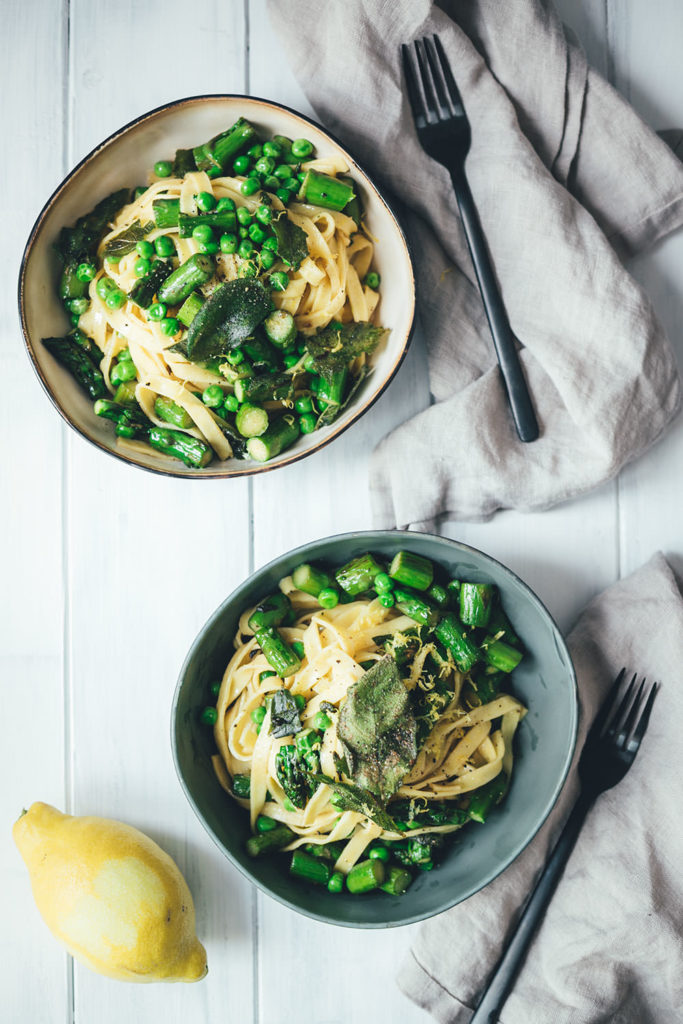 Rezept für frische Pasta mit grünem Spargel, Erbsen und Salbei-Butter | perfekt für die schnelle und vegetarische Feierabend-Küche | moeyskitchen.com #pasta #spargel #grünerspargel #erbsen #salbei #butter #salbeibutter #feierabendküche #schnelleküche #rezepte #foodblogger #spargelrezepte