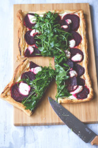 Rezept für schnelle Rote Bete Tarte mit Blätterteig | moeyskitchen.com #tarte #rotebete #hauptgericht #feierabendküche #schnellerezepte #rezepte #foodblogger