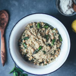 Rezept für Couscous-Salat mit gegrilltem grünem Spargel, Kichererbsen und Feta-Zitronen-Dip | leckere Frühlingsküche für Lunch, Dinner oder als Grillbeilage | moeyskitchen.com #rezepte #foodblogger #couscous #spargel #salat #grillen #bbq #vegetarisch