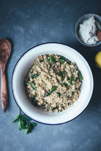 Rezept für Couscous-Salat mit gegrilltem grünem Spargel, Kichererbsen und Feta-Zitronen-Dip | leckere Frühlingsküche für Lunch, Dinner oder als Grillbeilage | moeyskitchen.com #rezepte #foodblogger #couscous #spargel #salat #grillen #bbq #vegetarisch