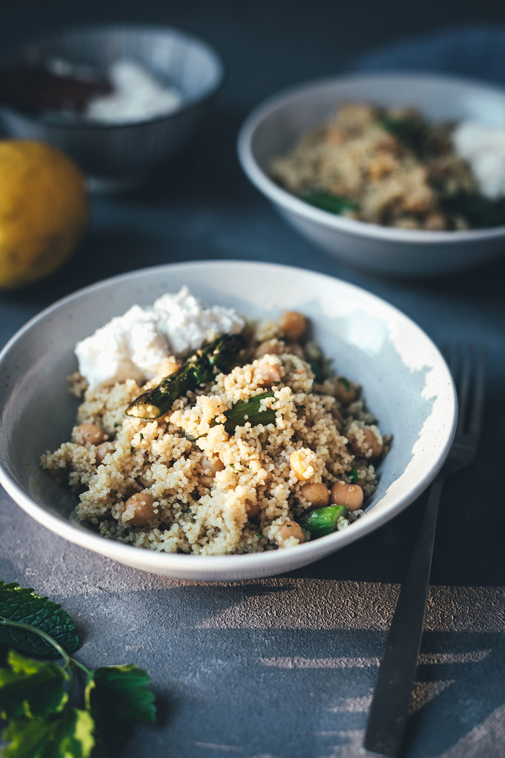 Couscous-Salat mit gegrilltem grünen Spargel, Kichererbsen und Feta ...