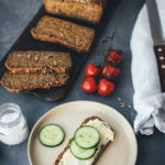 Rezept für Dinkelvollkornbrot mit Möhren, Sonnenblumenkernen, Leinsamen und Joghurt | mit Trockenhefe oder frischer Hefe | mit Dinkelvollkornmehl oder aus ganzen Dinkelkörnern | Rezept mit und ohne Thermomix | moeyskitchen.com #dinkelvollkornbrot #vollkornbrot #dinkelbrot #körnerbrot #kastenbrot #thermomix #tm5 #tm6 #thermomixdonnerstag #thermomixrezepte #rezepte #foodblogger