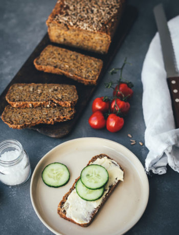 Rezept für Dinkelvollkornbrot mit Möhren, Sonnenblumenkernen, Leinsamen und Joghurt | mit Trockenhefe oder frischer Hefe | mit Dinkelvollkornmehl oder aus ganzen Dinkelkörnern | Rezept mit und ohne Thermomix | moeyskitchen.com #dinkelvollkornbrot #vollkornbrot #dinkelbrot #körnerbrot #kastenbrot #thermomix #tm5 #tm6 #thermomixdonnerstag #thermomixrezepte #rezepte #foodblogger