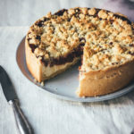 Rezept für Rhabarber-Käsekuchen mit Streuseln | klassischer Kuchen | moeyskitchen.com #käsekuchen #streuselkuchen #rhabarber #kuchen #kuchenbacken #backen #foodblogger #rezepte