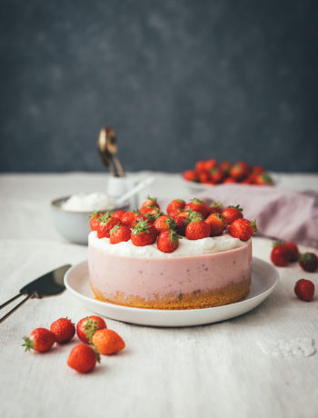 Rezept für Erdbeer Panna Cotta Torte | Kühlschrankkuchen – Kuchen ohne Backen | kleines feines Törtchen für den Sommer | moeyskitchen.com #erdbeerkuchen #erdbeertorte #erdbeeren #pannacotta #erdbeerpannacottatorte #kühlschrankkuchen #kühlschranktorte #tmdonnerstag #thermomix #tm5 #tm6 #tm31 #rezepte #foodblogger