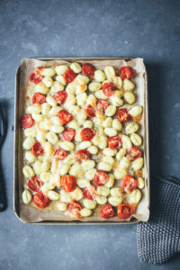 Rezept für Gnocchi mit Tomaten und Mozzarella – Fix vom Blech! | kinderleichtes Rezept mit nur 5-10 Minuten Arbeitswaufwand – den Rest erledigt der Ofen | Rezept für Kochanfänger, Nichtköche oder Kinder | moeyskitchen.com #gnocchi #tomaten #mozzarella #vegetarisch #ofengericht #vomblech #blechgericht #traybake #onepan #kochen #rezepte #foodblogger #kochenfürnichtköche #kochenfürkinder #kochenmitkindern #kochenfüreinsteiger #fixvomblech #fixaufdemtisch #fünfminutenküche #einfachkochen #kochenohneaufwand