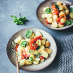 Rezept für Gnocchi mit Tomaten und Mozzarella – Fix vom Blech! | kinderleichtes Rezept mit nur 5-10 Minuten Arbeitswaufwand – den Rest erledigt der Ofen | Rezept für Kochanfänger, Nichtköche oder Kinder | moeyskitchen.com #gnocchi #tomaten #mozzarella #vegetarisch #ofengericht #vomblech #blechgericht #traybake #onepan #kochen #rezepte #foodblogger #kochenfürnichtköche #kochenfürkinder #kochenmitkindern #kochenfüreinsteiger #fixvomblech #fixaufdemtisch #fünfminutenküche #einfachkochen #kochenohneaufwand