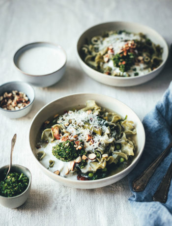 Rezept für grüne Frühsommer-Minestrone mit Pasta, grünem Spargel, Spinat, Erbsen und Parmesan | perfekt für die schnelle Feierabendküche oder Alltagsküche | Aus 1 mach 2: Mit Petersilien-Pesto, aufgeschlagenem Zitronen-Ricotta und Rauchmandeln wird die Minestrone gepimpt und eignet sich so perfekt für Gäste oder fürs Sonntagsessen | moeyskitchen.com (Werbung) #minestrone #suppe #pasta #frühling #frühsommer #rezepte #foodblogger #vegetarisch #nudelmachterfinderisch #birkel #nudelinspiration